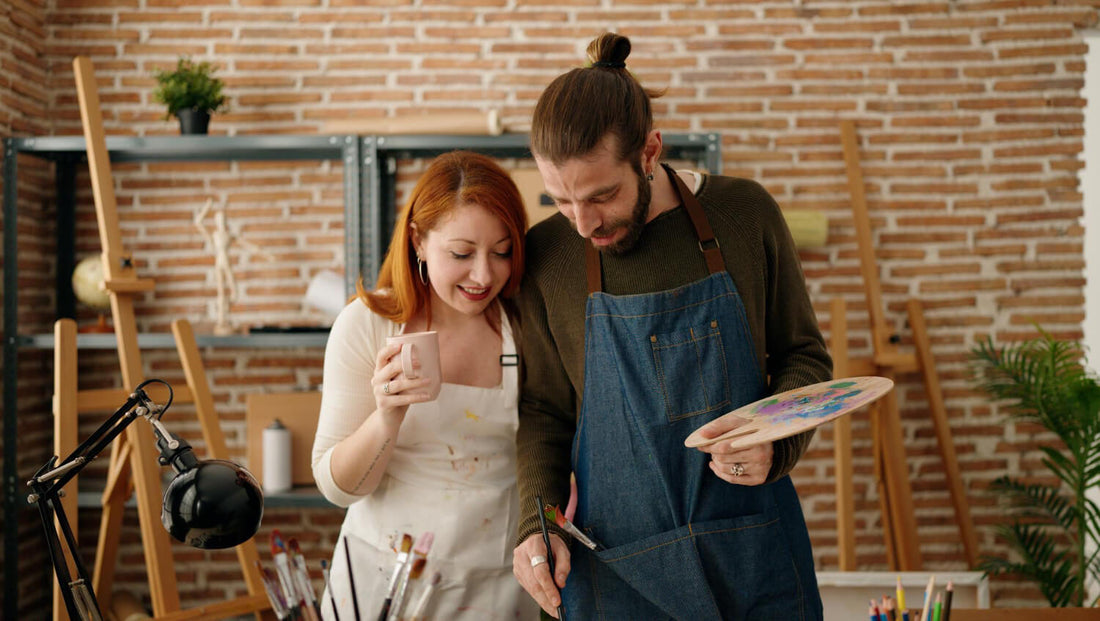Pärchen malt zusammen und ist kreativ